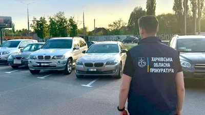Автоблогерка з Харківщини відкрила салон продажу "гуманітарних" машин