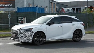 Оновлений Lexus RX 2028 помітили на тестах із кардинально новим екраном в салоні