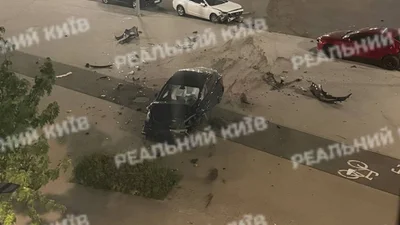 У Києві водій Tesla не впорався з керуванням і влетів у стовп