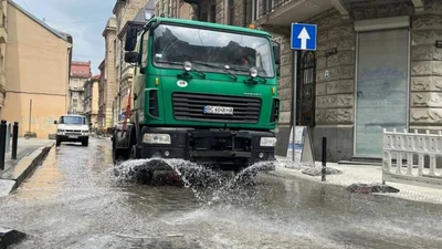 Дорожні служби України перейшли на посилений режим роботи через анаомальну спеку