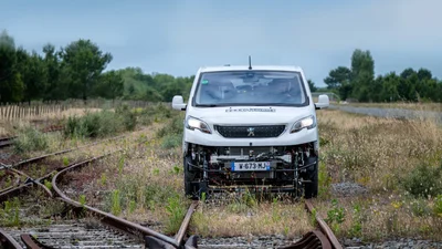 У Франції шинно-рейкові мінівени Peugeot е-Traveller працюватимуть на залізничних коліях