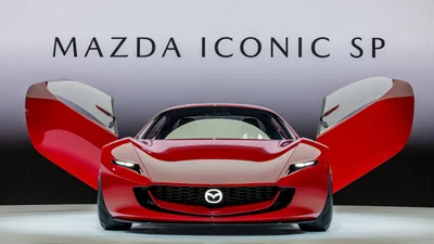 Mazda запатентовала спорткар с "крыльчатыми дверями": это может быть новая модель Iconic SP