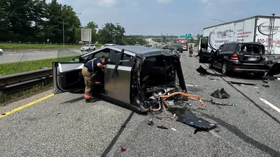 Масштабна ДТП в США: вантажівка розірвала Tesla Cybertruck на дві частини