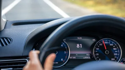 Скручений пробіг в Україні: покупці переплачують за авто понад 10%