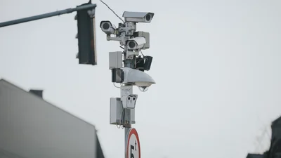 З якої відстані фоторадар фіксує автомобіль і вимірює швидкість