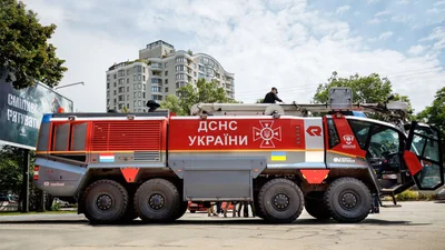 В Україну прибув один з найпотужніших у світі пожежних автомобілів
