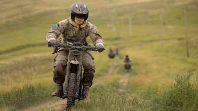 Британські десантники пересіли на електробайки: в Україні вони давно стали зброєю війни