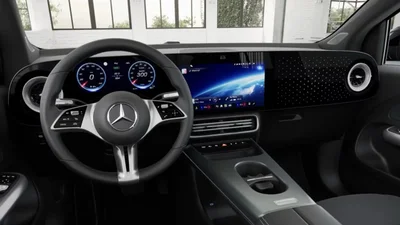 Салон базового Mercedes-Benz GLA оказался достаточно скромным: сколько просят за дополнительные экраны