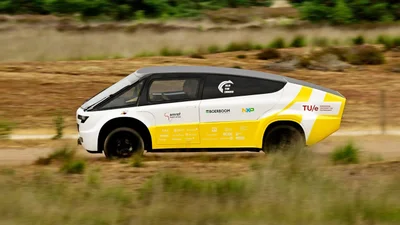 Сонячну «швидку» із запасом ходу 715 км створили студенти, а не відомі автобренди