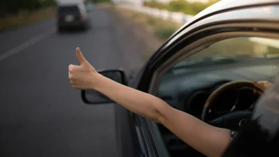 Водійський етикет у Європі: значення фар, клаксона і жестів