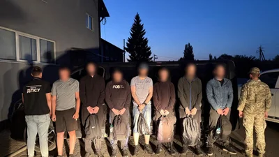 На Буковині за 500 метрів до кордону перехопили Renault Trafic: стоячих пасажирів водій не віз