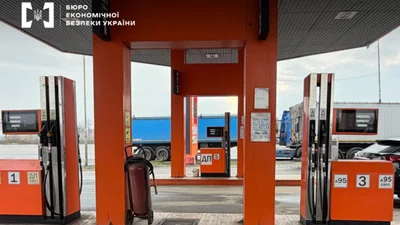 Чергового власника нелегальної АЗС з суурогатним пальним у суді знову посварять, оштрафують й відпустять