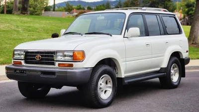 Toyota Land Cruiser 1997 року зберігся з пробігом лише 7544 км: яка ціна на аукціоні