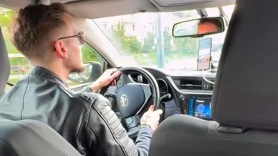 Рольский таксист та своїй Toyota возить у Варшаві пасажирів й співає їм українські пісні