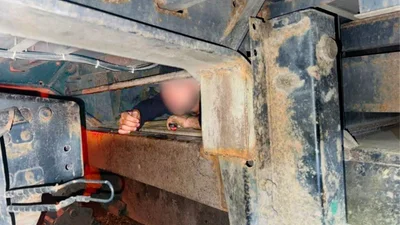 Де водій сховав у напівпричепі чоловіка-втікача