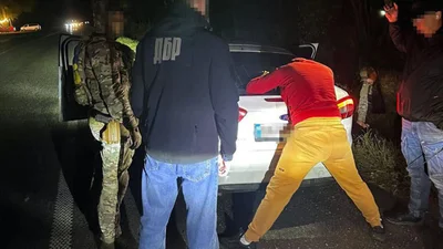 Офіцер поліції переправляв чоловіків до ЄС за гроші