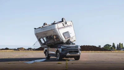 "Такой же прочный?": Toyota сбросила дом на колесах на крышу электрического Hilux