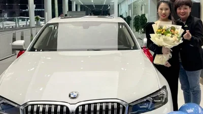 У Китаї керівниця подарувала працівникам нові BMW