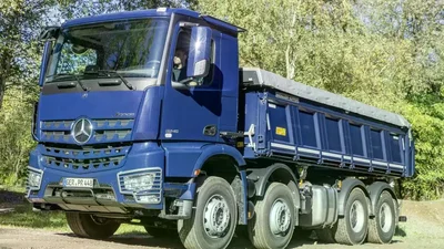 Mercedes тестує широкі кабіни для будівельних вантажівок