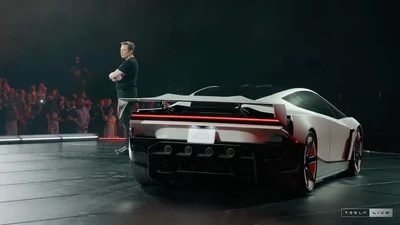 Божевільний Tesla Roadster нарешті дебютував: він вміє літати й швидший за Формулу-1
