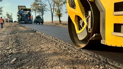 Ремонт доріг на Дніпропетровщині: робітників захищають кулеметники