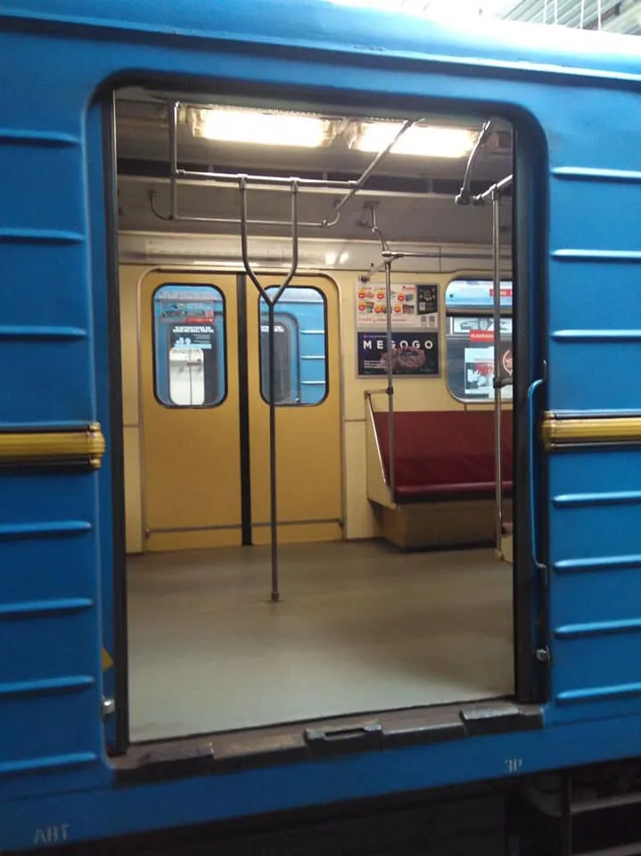 Вертикальні поручні у київському метро