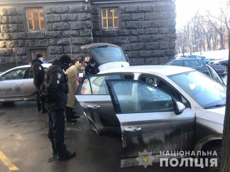 Правоохоронці оглянули авто чоловіка