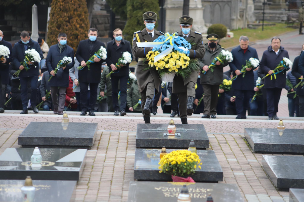 Львів'яни поклали квіти до могил Небесної Сотні