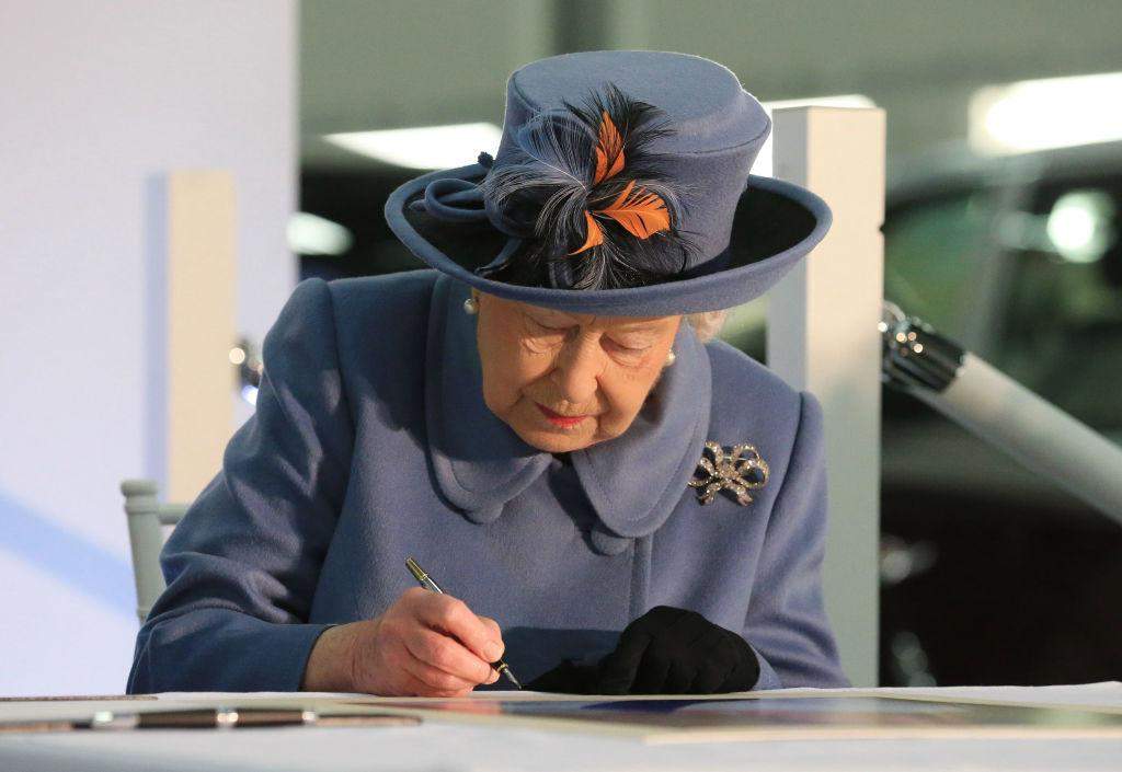 что написать королеве великобритании
