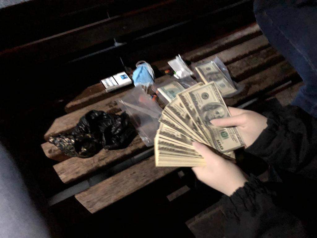 У Рівному майора поліції та священника впіймали на шахрайстві