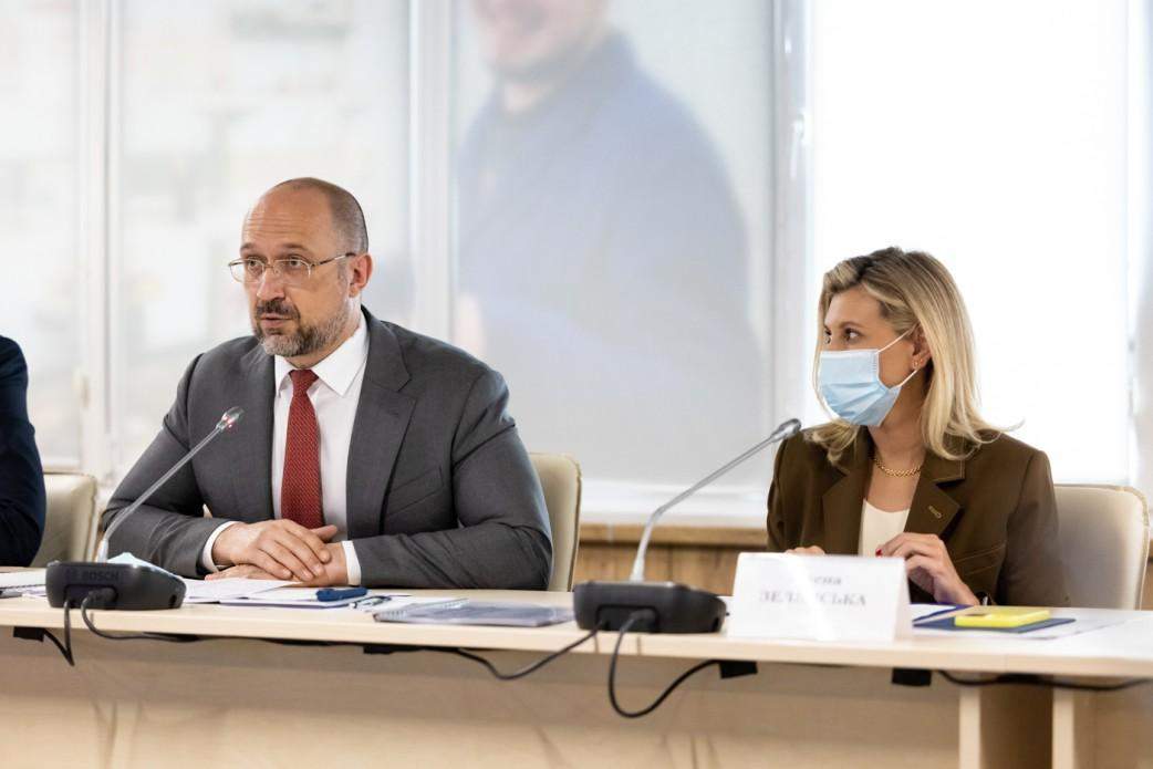 Олена Зеленська в шоколадному костюмі