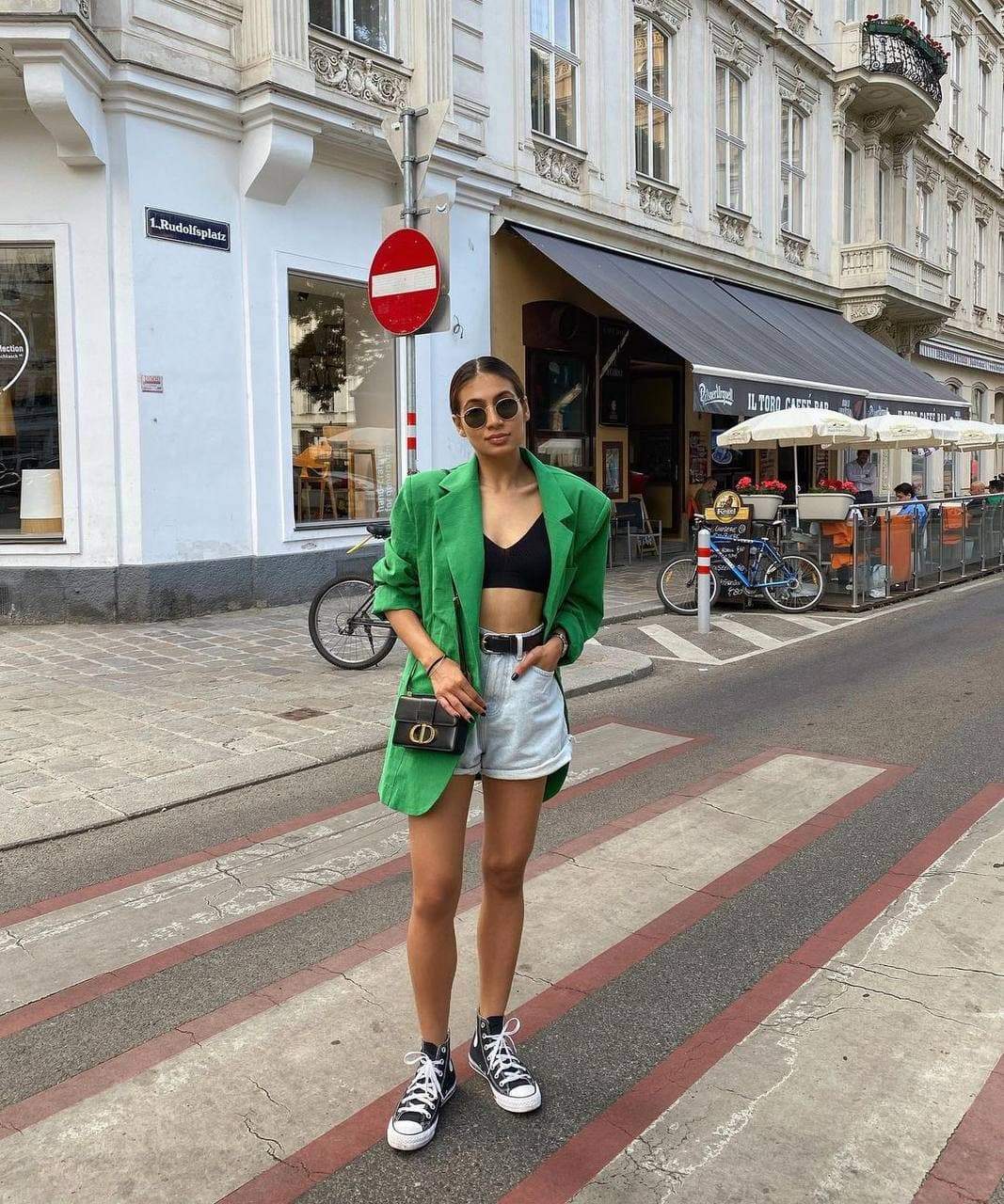 Фешіоністи зі стильними мікросумками