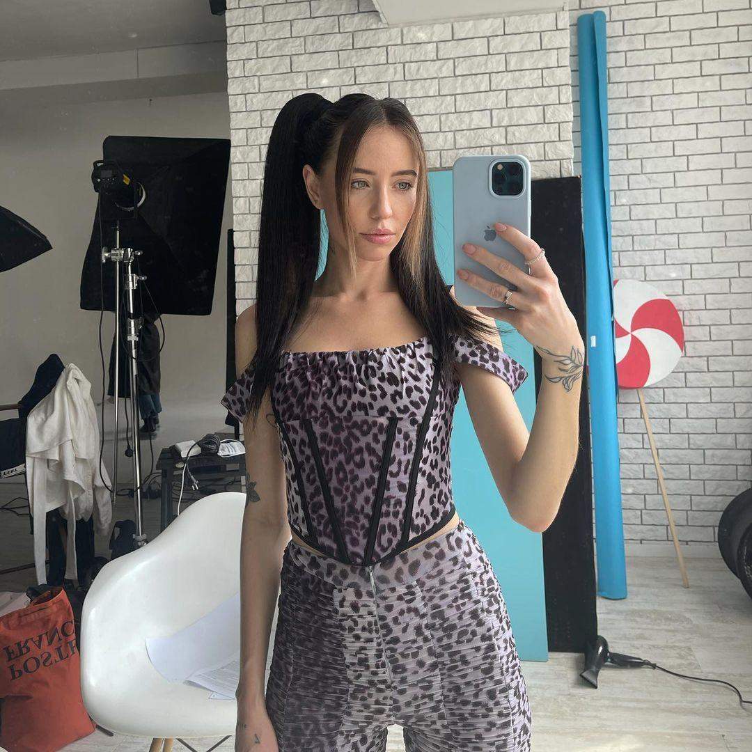 Надя Дорофєєва в леопардовому костюмі