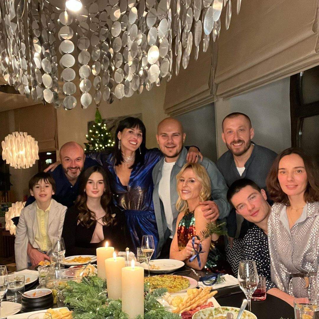 Маша Єфросиніна на Новий рік з сім'єю і друзями