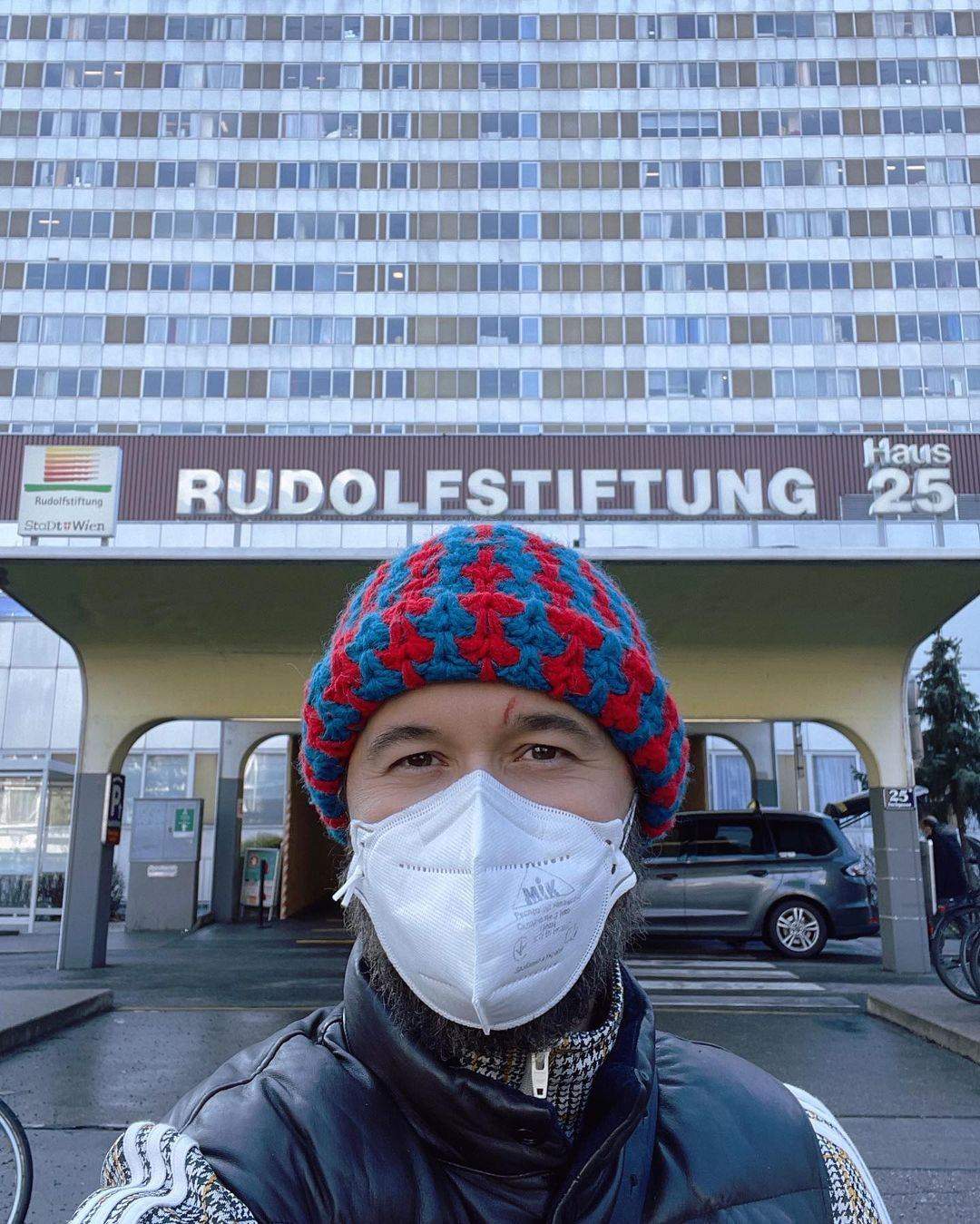 Сергій Бабкін біля клініки у Відні