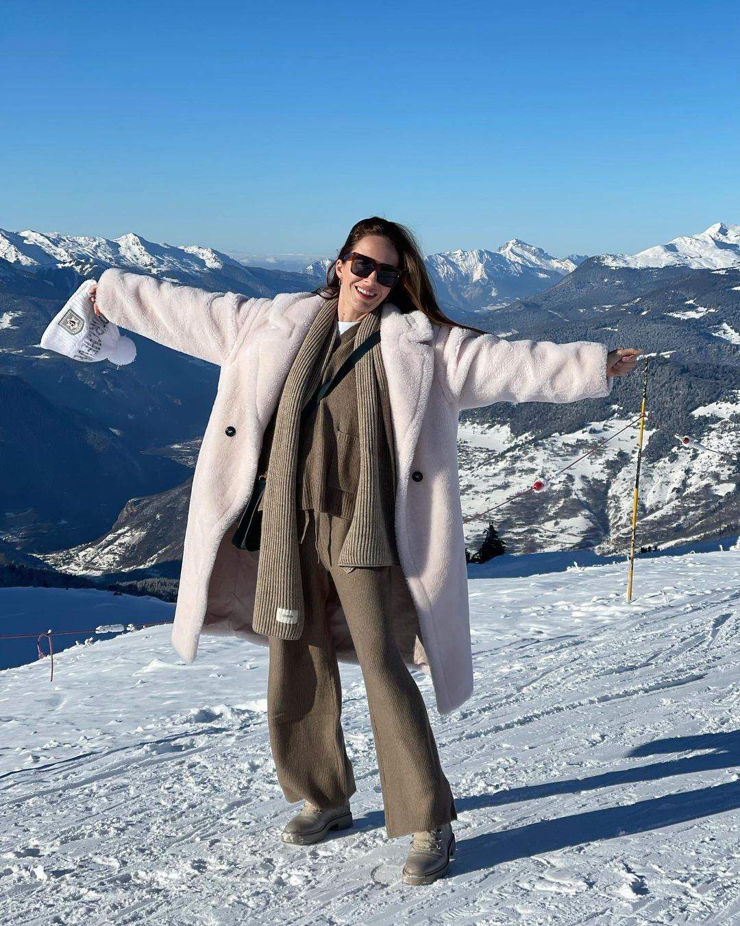 В светлорозовой шубе жена Владимира Остапчука на курорте