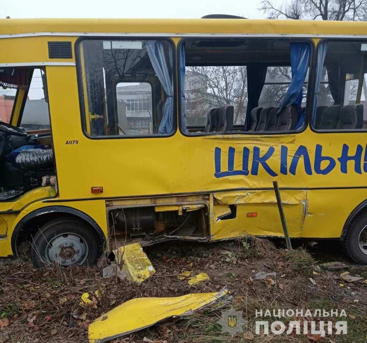 На Львівщині вантажівка влетіла в шкільний автобус: постраждали діти