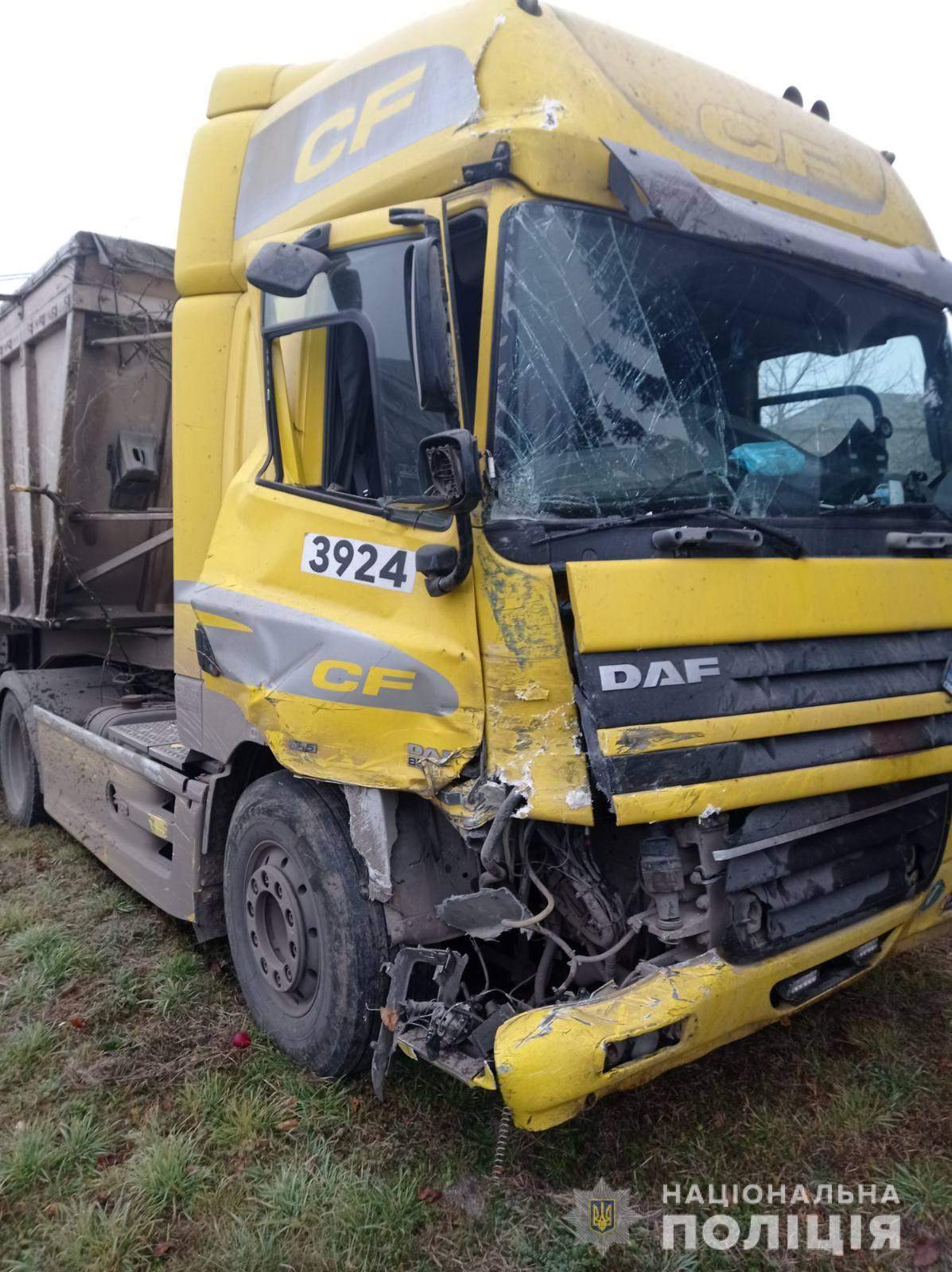 На Львівщині вантажівка влетіла в шкільний автобус: постраждали діти