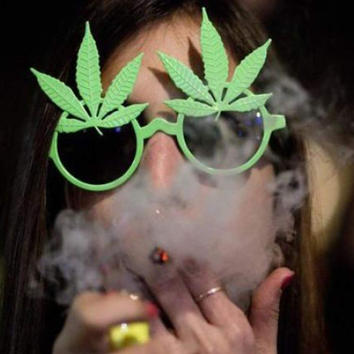 Девчонки курят марихуану легализуют россии марихуану