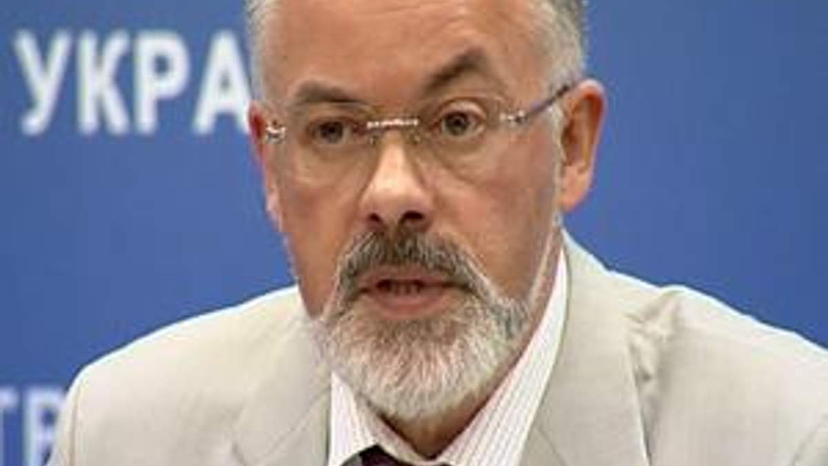 Табачник: Посол США намагається "дебілізувати" наші університети