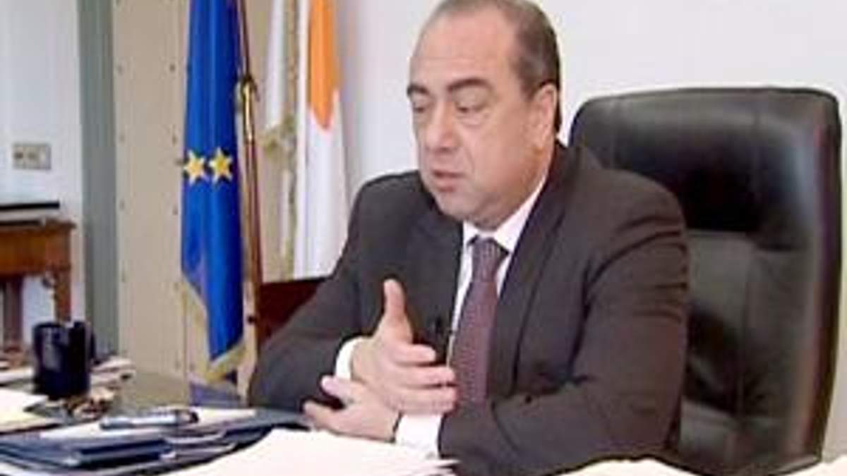 Через вибухи на базі у відставку подав глава кіпрського МЗС