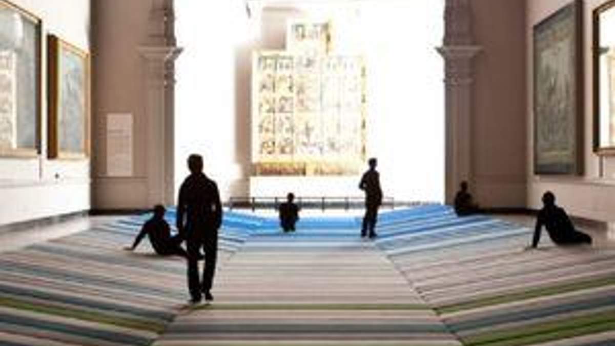 У лондонському музеї картини можна оглядаюти лежачи