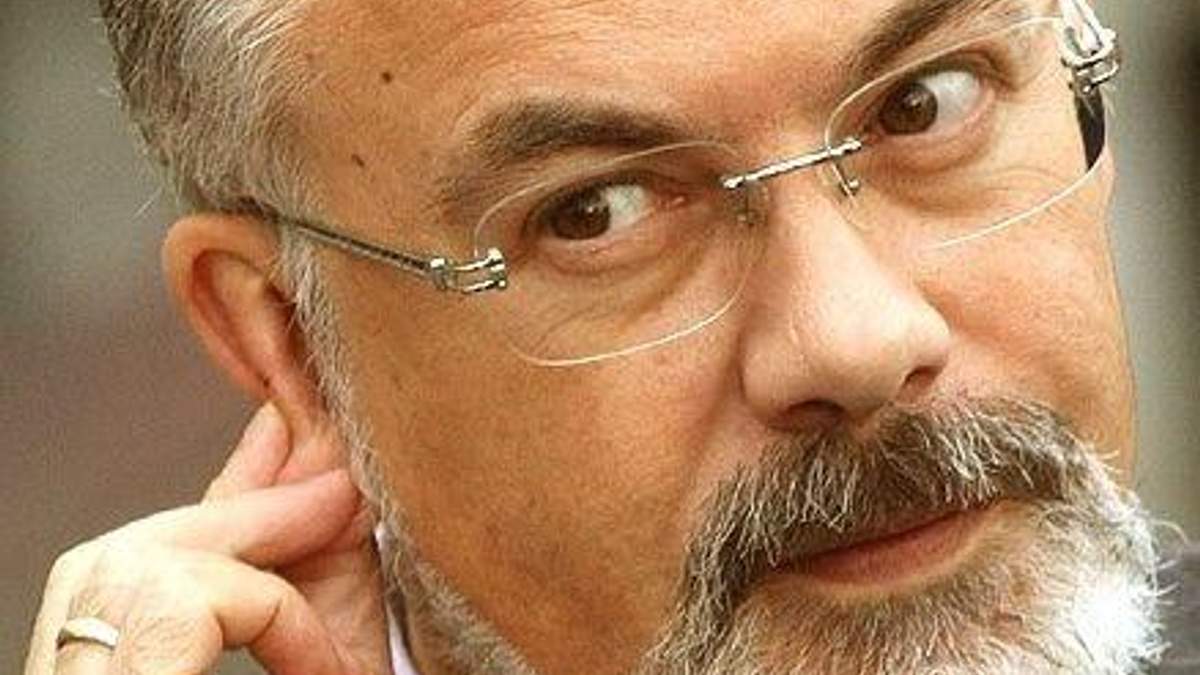 Студентка вдарила Табачника букетом квітів. Міністр спокійний. Відео