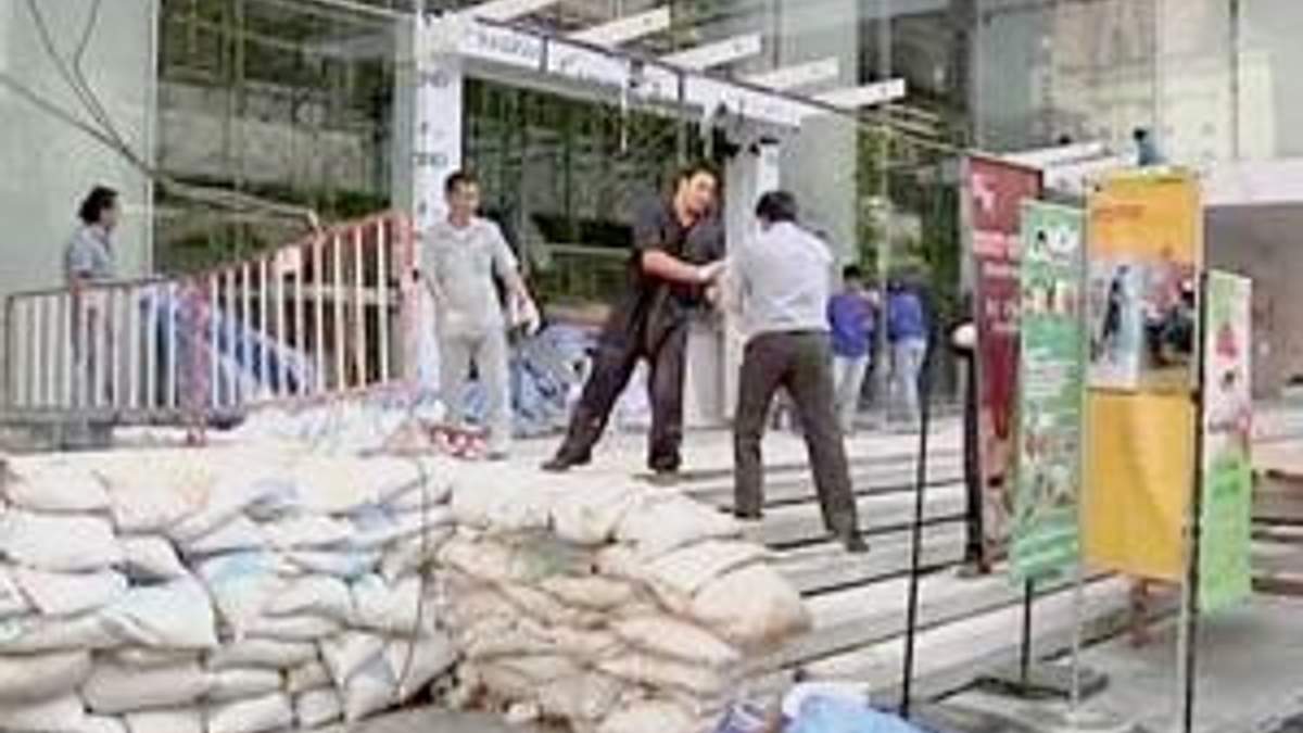 Жителі Бангкоку зводять дамби на випадок повені