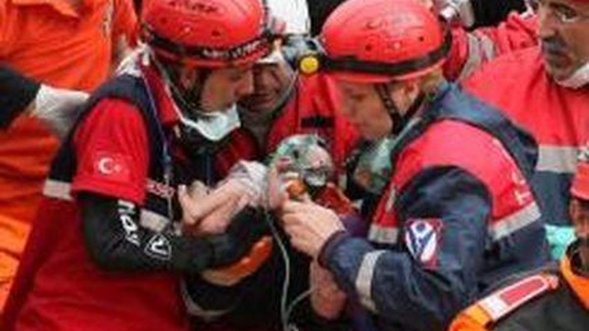 У Туреччині з-під завалів витягли двотижневу дитину