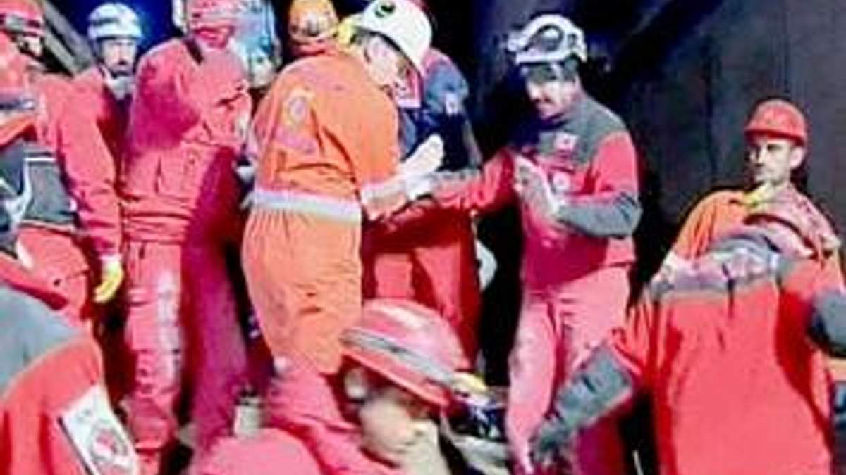 В Туреччині з-під завалів вдалося врятувати 18-річного студента