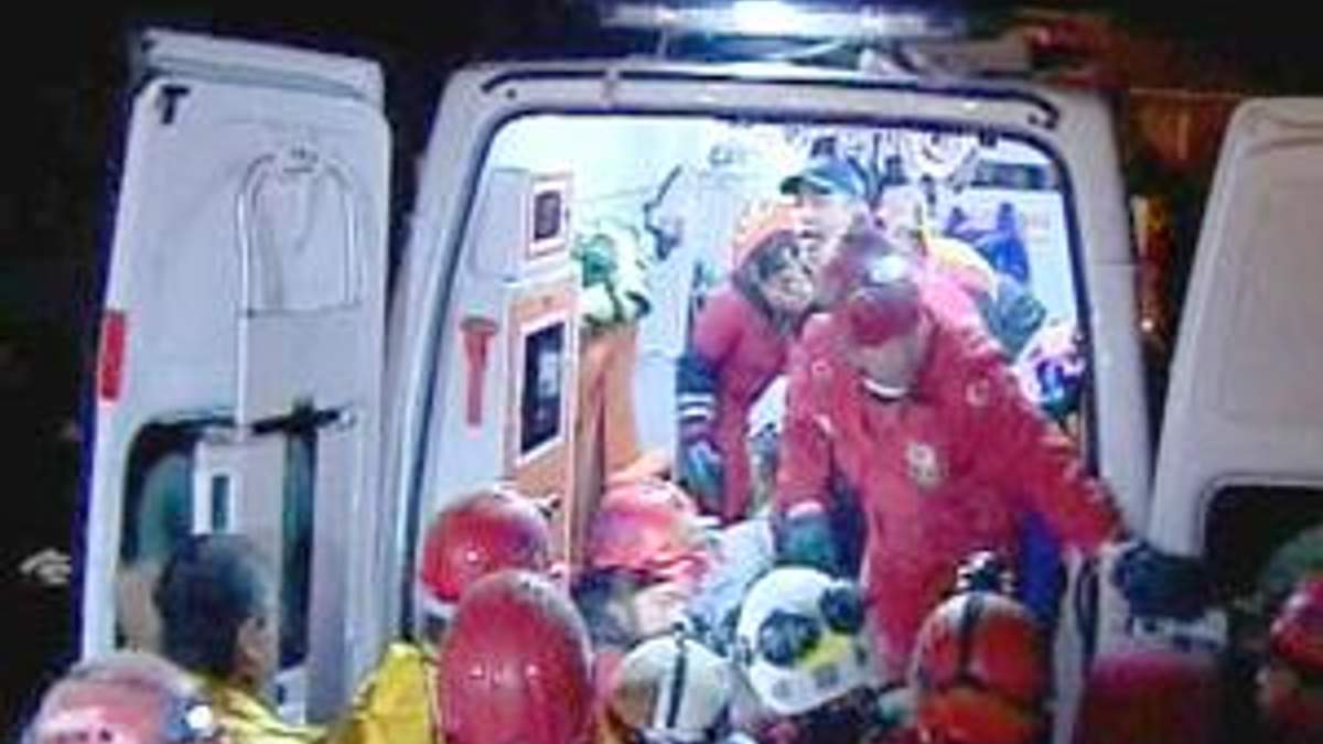 В Туреччині з-під завалів вдалося врятувати 27-річну жінку