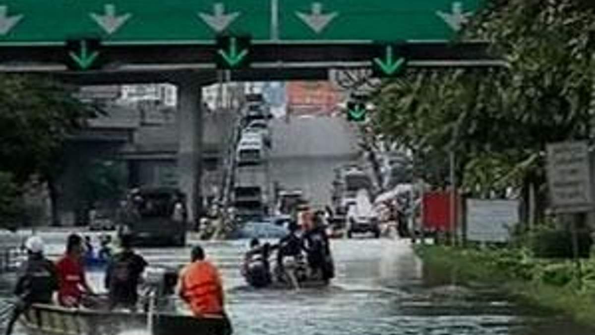 Бангкок: люди масово втікають з затопленого міста