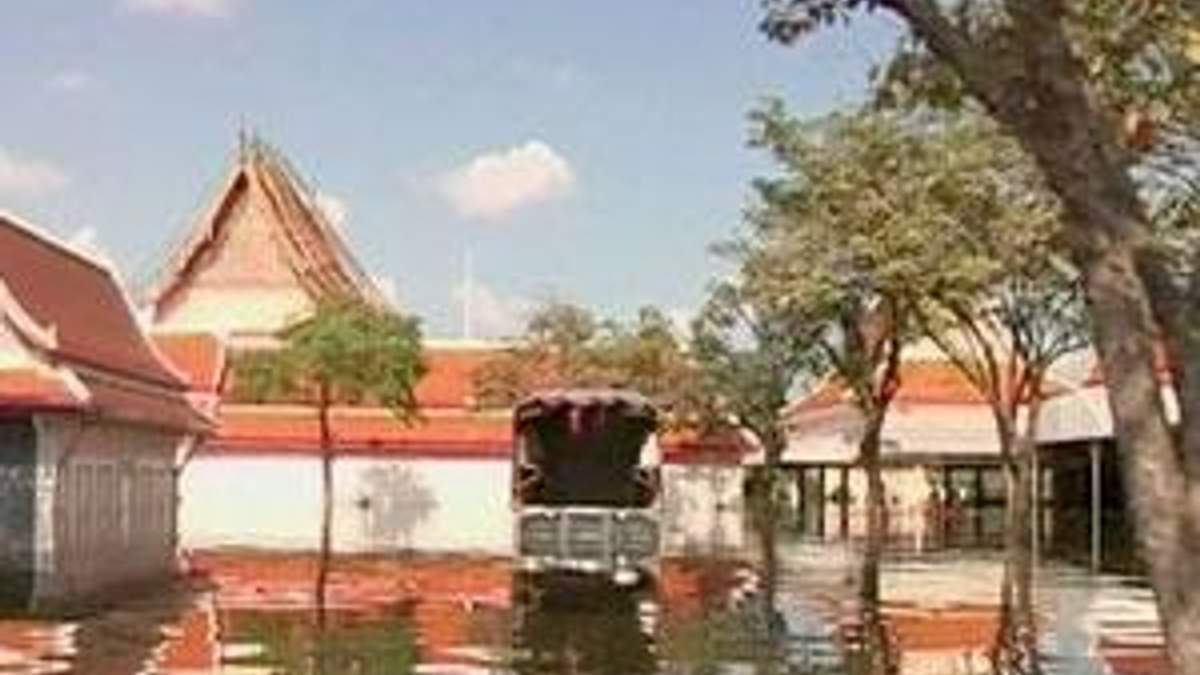 Центральну частину столиці Таїланду швидко затоплює вода