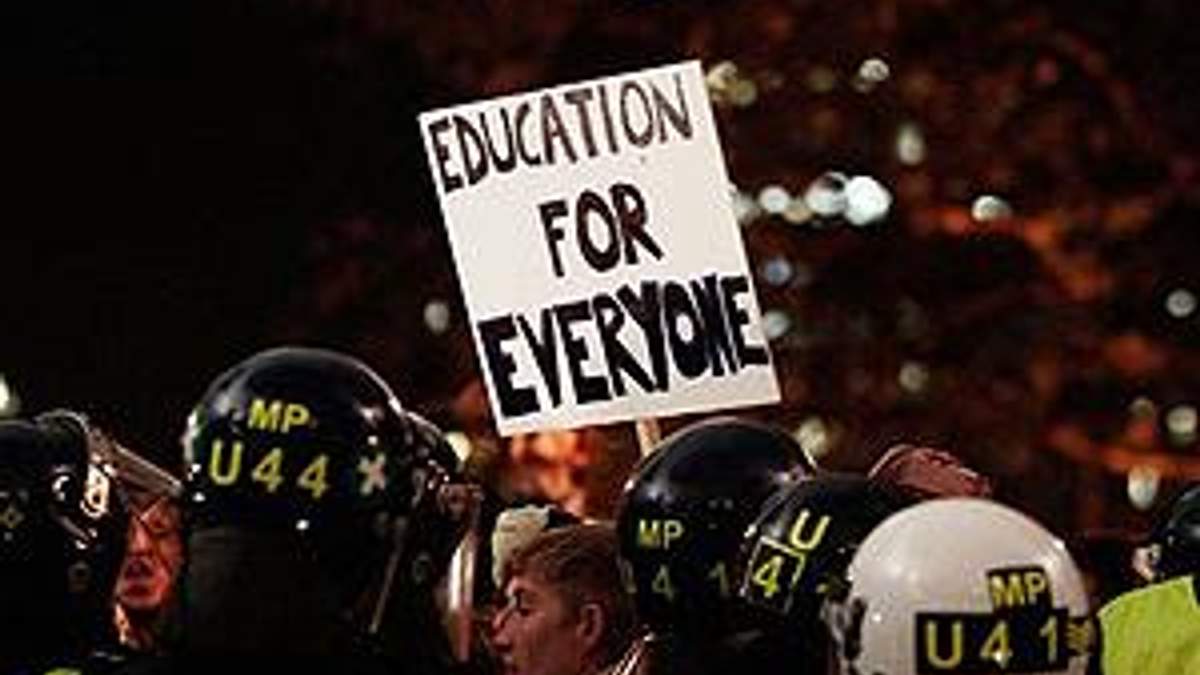 Лондонських студентів затримують через протести